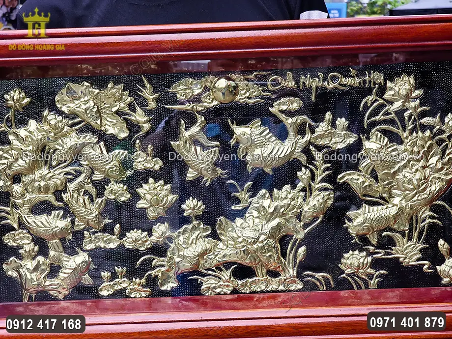 Nền tranh được sơn đen vô cùng nổi bật
